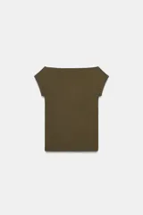 Camiseta negra de corte slim fit, con cuello barco y manga corta.