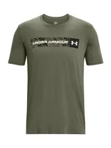 Remera de cuello redondo y manga corta, color verde militar. Presenta un estampado frontal rectangular con diseño de camuflaje y el logo de la marca en color blanco.