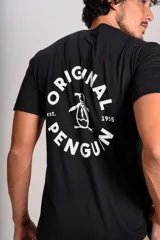 Remera de algodón negra con cuello redondo y mangas cortas. Presenta el logo de la marca estampado en blanco en el lado izquierdo del pecho.