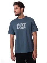 Remera de manga corta y cuello redondo, color azul grisáceo, con el logo de Caterpillar (CAT) estampado en el pecho en color gris claro.
