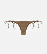 Conjunto de bikini color verde oliva metalizado, compuesto por un corpiño triangular con breteles finos y detalle de aro de paja en el centro, y una bombacha con lazos laterales y adornos de argollas de paja.