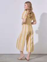 Mono largo de lino con estampado a rayas verticales amarillas y blancas. Escote cuadrado con botones y mangas cortas con volados.