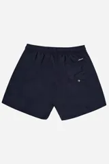 Short de baño color mostaza, de tela ligera y secado rápido, con cintura elástica y cordón de ajuste blanco. Posee bolsillos laterales y uno trasero, y un pequeño logo de goma en la parte inferior derecha.