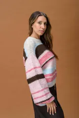 Sweater de punto con diseño de rayas horizontales en tonos rosa, celeste, blanco y marrón. Presenta cuello redondo y mangas largas con corte holgado.