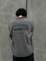 Buzo gris con cuello redondo, mangas largas y puños y bajo acanalados. Estampado frontal con el logo "Osten" y la frase "A mindset of becoming".