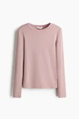 Remera de manga larga con cuello redondo, confeccionada en tejido acanalado de mezcla de algodón y viscosa, con un corte entallado.