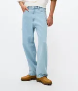 Pantalón de jean estilo carpenter con corte baggy relaxed, color azul claro. Cuenta con cintura con pasadores, cierre frontal con botón y bolsillos funcionales.