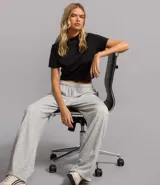 Remera cropped marrón con cuello alto acanalado y mangas cortas.