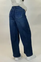 Pantalón de jean estilo wide leg con costuras verticales decorativas en el frente, tiro alto y cierre frontal con botón y cremallera.