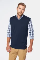 Chaleco tejido de hilo de algodón en color azul marino, con cuello en V y diseño clásico.