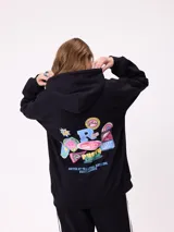 Canguro gris con capucha, de corte oversize, con estampado gráfico multicolor en la espalda que incluye diversos parches y logotipos de la marca Rusty.