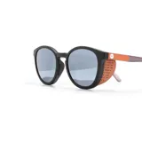 Lentes de sol Sunski modelo Tera, con montura negra redonda de plástico reciclado y lentes polarizadas grises. Patillas grises. Incluyen protectores solares magnéticos extraíbles.