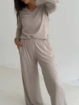 Remera de lanilla con textura acanalada, escote en V y mangas largas con terminación oxford. Presenta un diseño minimalista y cómodo.