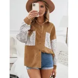 Sobre camisa de pana blanca con detalles en animal print en los bolsillos frontales y en las mangas. Presenta cuello inglés, cierre frontal con botones y corte holgado.