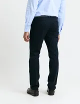 Pantalon de vestir azul marino de corte recto, con bolsillos laterales inclinados y bolsillos traseros de doble ribete.