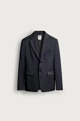 Blazer regular fit de Zara, confeccionado en lana de origen italiano, de color azul marino. Cuenta con cuello de solapas de muesca, cierre frontal de dos botones, bolsillos con solapa en la cadera y un bolsillo de vivo en el pecho.