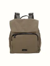 Mochila urbana color verde oliva, con solapa superior, bolsillo frontal con cierre y correas ajustables con logo grabado. Incluye placa metálica decorativa con el logo de la marca en la parte inferior.