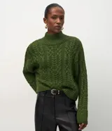 Suéter de punto color verde oliva con diseño de trenzas, cuello alto y mangas largas. Presenta un corte corto con terminaciones acanaladas en puños, cuello y ruedo.