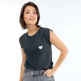Camiseta de punto sin mangas color negro, con cuello redondo y diseño de corazón bordado en el pecho.
