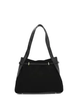 Cartera tipo tote bag Hush Puppies modelo Ludlow Bag, de color negro, confeccionada en cuero sintético y gamuza. Presenta un diseño estructurado con doble asa de hombro y un cinto decorativo delgado con hebilla metálica dorada en la parte frontal. Cuenta con el logotipo de la marca impreso en la base.