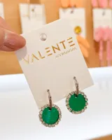 Aros colgantes con forma circular, color verde esmeralda, con borde de strass plateado y gancho de acero.
