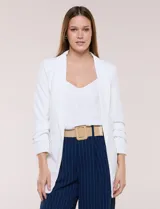 Blazer blanco de crepe con cuello solapa, mangas tres cuartos fruncidas y forro interno.