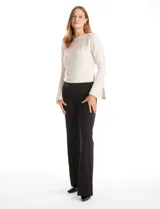 Pantalón wide leg de tiro alto con cintura elástica y costura central pespuntada en el frente de cada pierna.