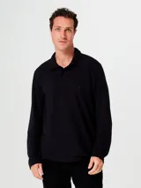 Polo de piqué verde militar con mangas largas, cuello clásico y tapeta de dos botones.