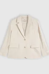 Blazer holgado color beige, de corte clásico con solapas de muesca, cierre frontal de un botón, bolsillos con solapa y mangas largas con botones en los puños.