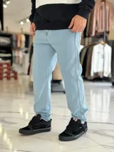 Pantalón de jean de corte recto, color celeste claro, con diseño clásico de cinco bolsillos y trabillas para cinturón.