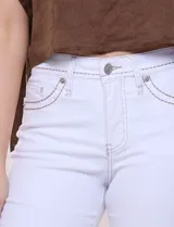 Pantalón jean de tiro medio y calce bootcut color blanco, confeccionado en denim elastizado con visibles pespuntes decorativos a contraste en pretina, bolsillos frontales y traseros. Presenta bolsillos posteriores con botón metálico y cierre frontal con cremallera y botón.