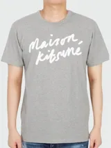 Remera gris de algodón con estampado del logo de la marca Maison Kitsuné en color blanco. Corte clásico y cuello redondo.