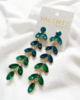 Aros colgantes con forma de hojas, con engarce de piedras de fantasía facetadas en tonos verde esmeralda y azul zafiro, unidas por strass engarzados.