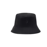 Gorro tipo bucket Converse color negro, con diseño de espiga (herringbone) y el logo bordado ton sur ton en el frente.