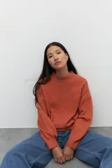 Sweater fucsia de punto con cuello alto y mangas largas abullonadas con puños elastizados. Tejido con mezcla de lana.