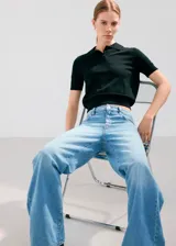 Jeans tiro medio de corte wide leg y diseño amplio en las piernas, en tono azul claro con efecto ligeramente desgastado.