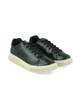 Sneaker Lavinia de cuero con estampado de reptil en color verde, con cordones negros y suela gruesa de goma en tono marfil.