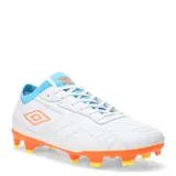 Championes de fútbol Umbro Speed HG, color blanco con detalles en celeste y naranja. Presentan una suela con tapones para césped firme, logo de la marca en el lateral y lengüeta en color celeste.