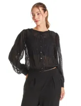Blusa negra de gasa translúcida con diseño de líneas verticales texturizadas y sutiles aplicaciones de lentejuelas. Presenta cuello a la base, cierre frontal con botones, mangas largas estilo balloon con puños abotonados y ruedo elastizado.