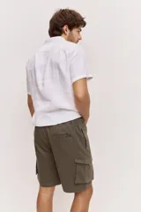 Bermuda cargo de gabardina color beige, con bolsillos laterales con solapa y cordón ajustable en la cintura.