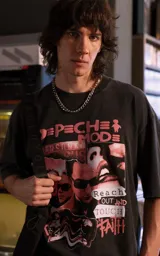 Remera de algodón premium con efecto nevado, corte oversize y cuello redondo. Presenta un estampado gráfico frontal de la banda Depeche Mode en tonos rosados y blancos.