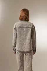 Sobrecamisa de jean gris con estampado de estrellas, corte holgado y mangas largas.