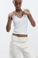 Top de punto con cuello halter y escote redondo profundo, sin mangas y corte ajustado.