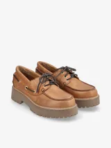 Zapato náutico color bordó con plataforma color beige.