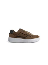 Championes Mérida de estilo urbano, confeccionados en ecocuero y ecogamuza color marrón, con suela blanca y detalles en negro y beige.