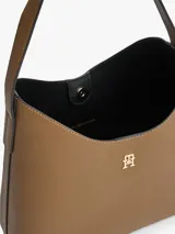 Cartera de hombro tipo hobo de Tommy Hilfiger, con acabado granulado en color marrón. Presenta una silueta semiestructurada, asa superior fija y el monograma TH metálico en la parte frontal. Incluye un monedero extraíble a contraste con cremallera.