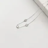 Pulsera de plata 925 con cadena fina y dijes circulares de circonias con engarce inglés.