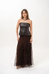 Top strapless de cuero sintético color marrón, con diseño de pliegues verticales tipo corsé y corte péplum en la parte inferior.