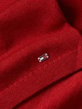 Sweater rojo de punto sin mangas con cuello alto.