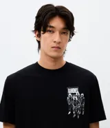 Remera de algodón color negro, de corte relajado y manga corta. Presenta un diseño estampado en la espalda con el logo de la banda Ramones y una ilustración temática de Rockaway Beach en color blanco.